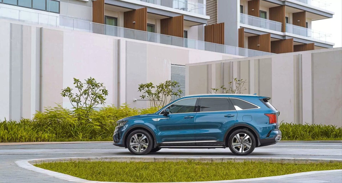 Sorento Plug-in Hybrid màu xanh nhìn từ bên hông