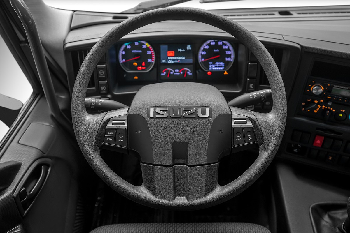 Vô lăng tích hợp nút điều khiển trên Isuzu EXZ