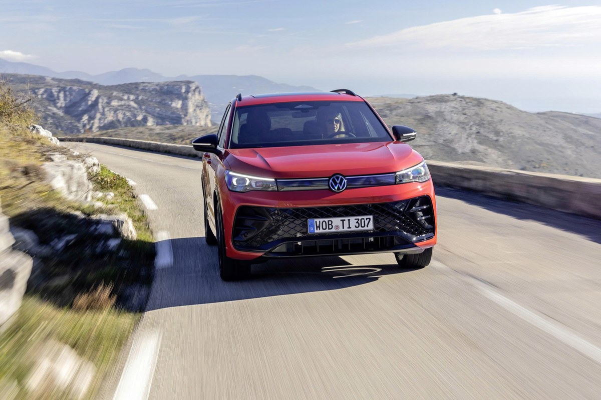 Tiguan di chuyển trên đường quanh co