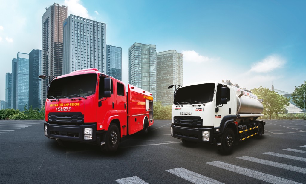 Xe chữa cháy và xe bồn Isuzu trong khu đô thị